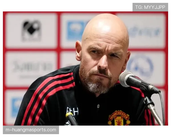 曼联赛前发布会，滕哈格回应关于球队高位防守身后空当过大的质疑